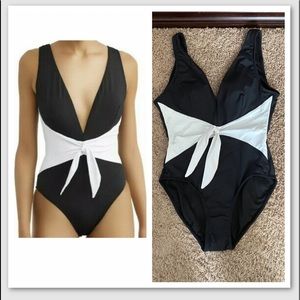 NWOT Time and Tru black white swim suit sz Small